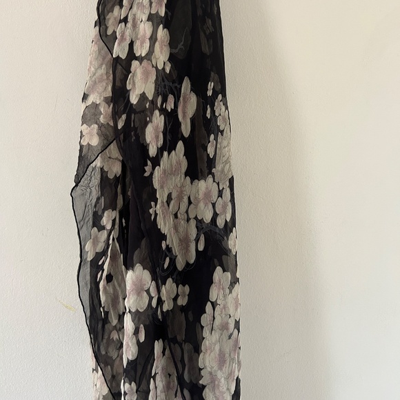 Alexander McQueen Black semi-sheer floral skull print scarf - Picture 4 of 9